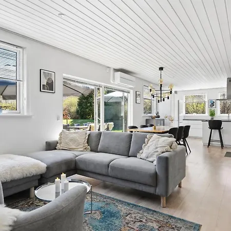Loreia - 1-4km From The Sea By Interhome